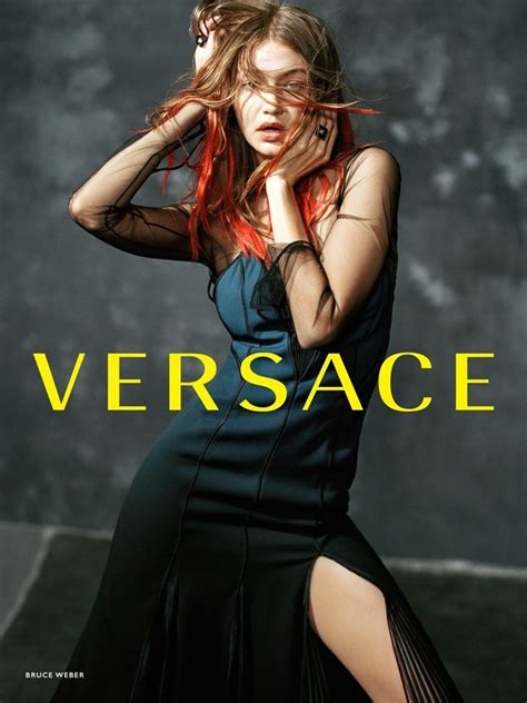 donne versace pubblicità|Versace Fall.